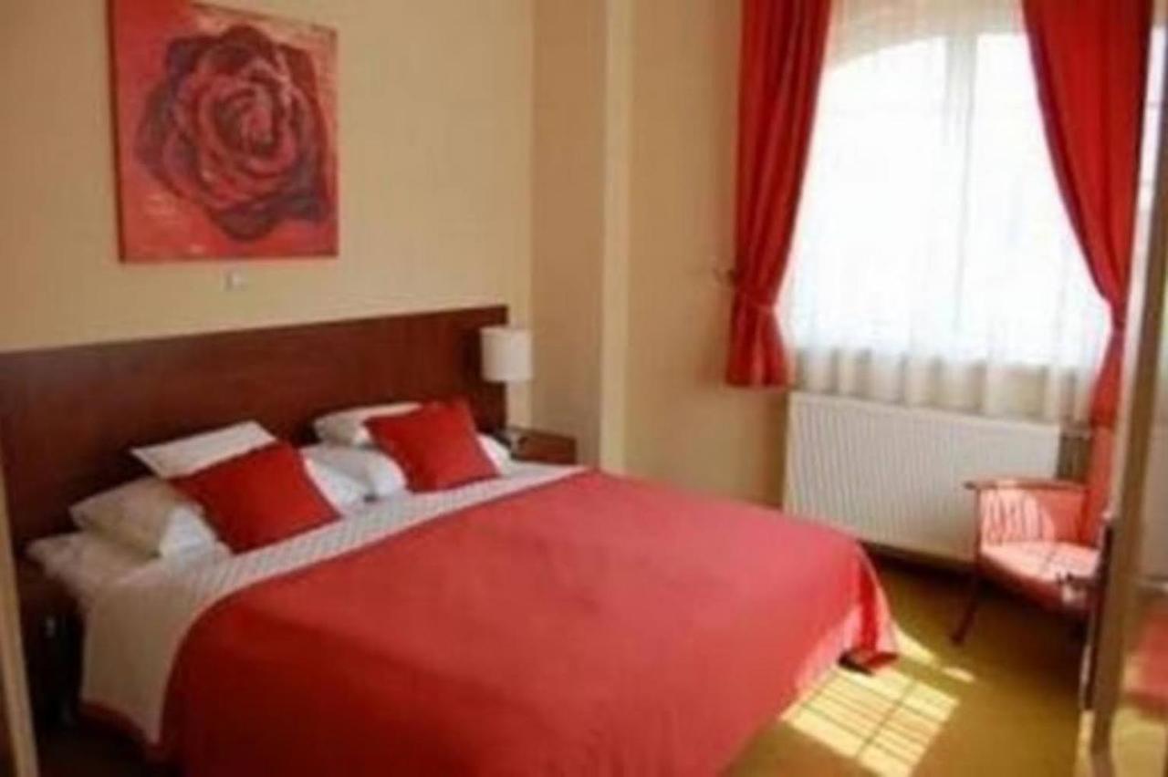 Bed and Breakfast Staff House Nyíregyháza Exterior foto